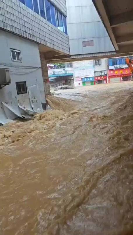 2021年暴雨是哪一年河南南阳特大暴雨图片南阳市区是否会发生内涝？如果发生内涝，排水是否畅通 汽车